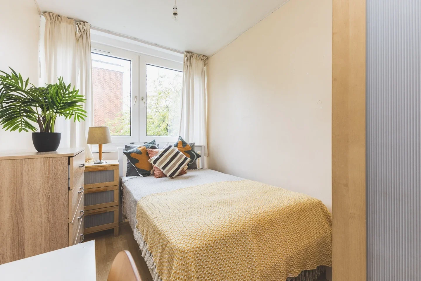 Room Hersham Close in Greater London