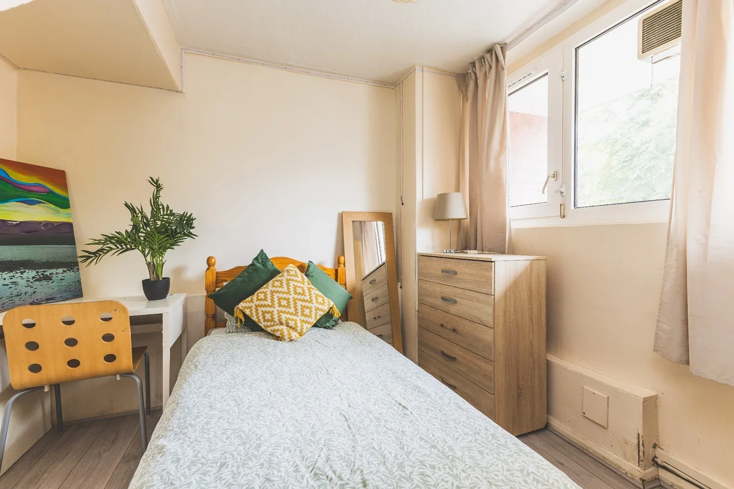 Room Hersham Close in Greater London