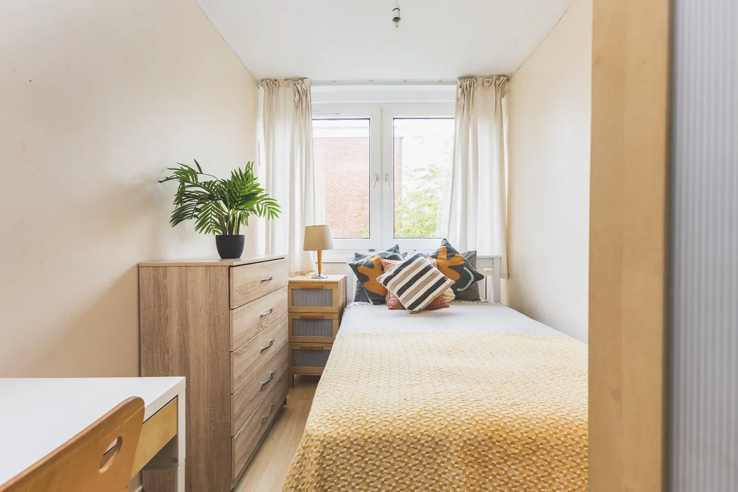 Room Hersham Close in Greater London