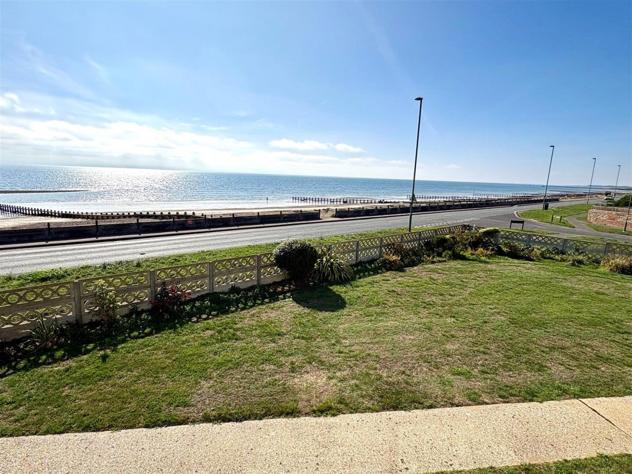 Flat Rackham Road in Arun