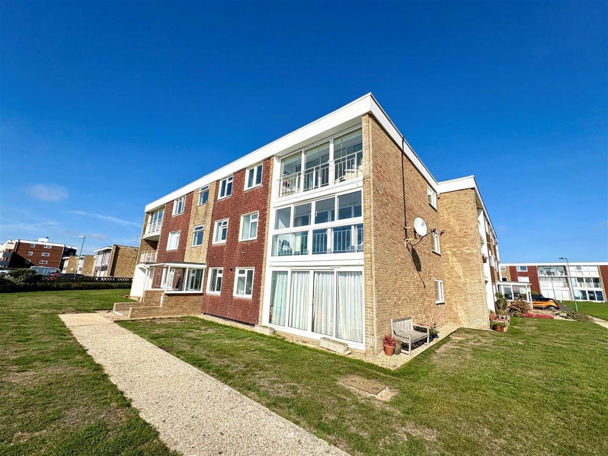 Flat Rackham Road in Arun