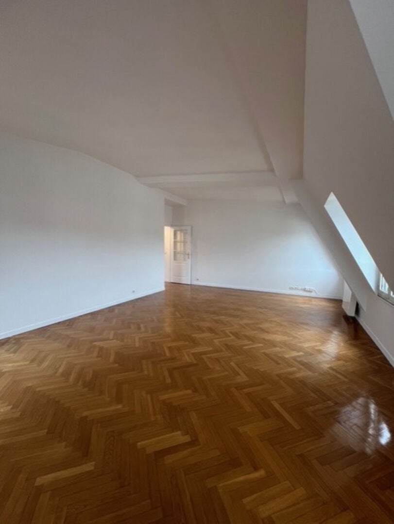 Flat Quai Charles Pasqua in Levallois-Perret