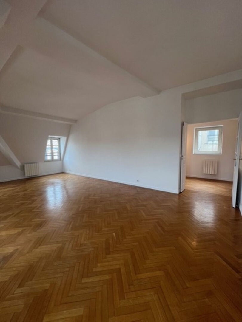 Flat Quai Charles Pasqua in Levallois-Perret