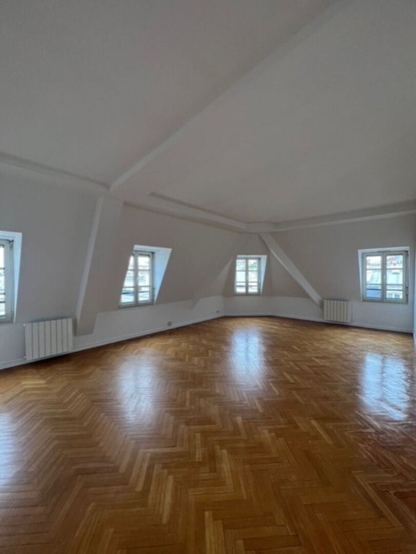 Flat Quai Charles Pasqua in Levallois-Perret