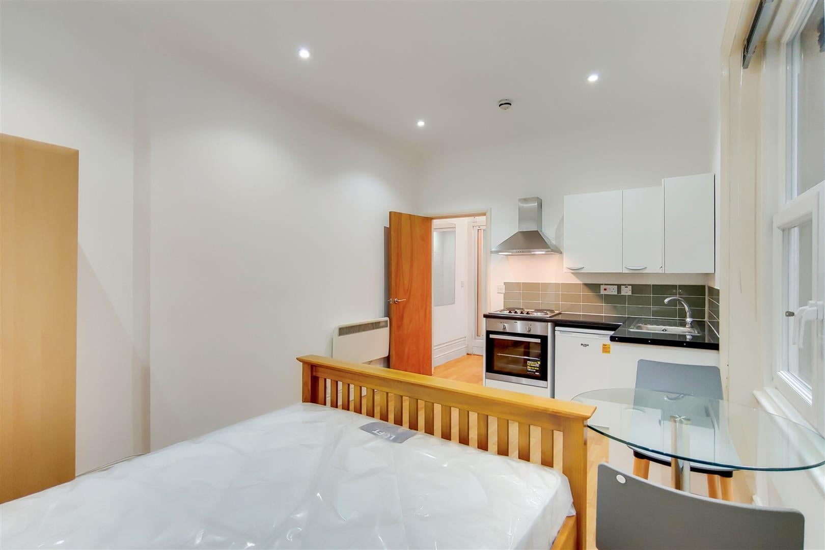 Flat Cheniston Gardens in Greater London