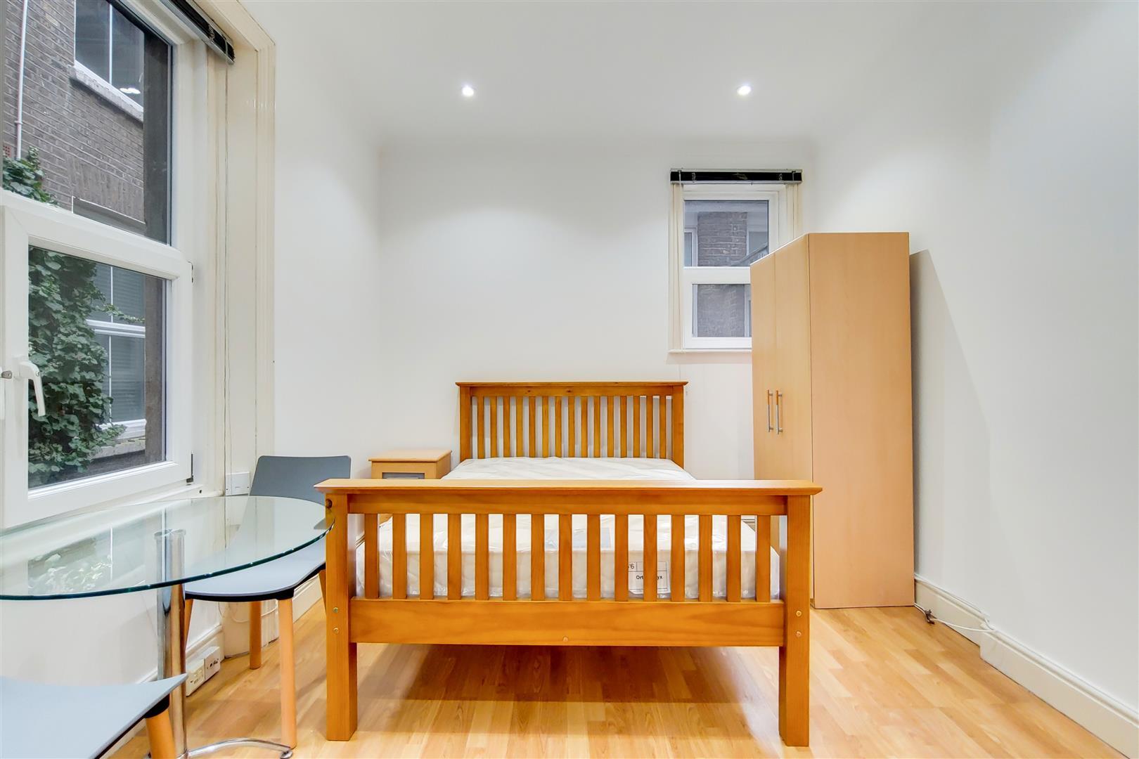 Flat Cheniston Gardens in Greater London