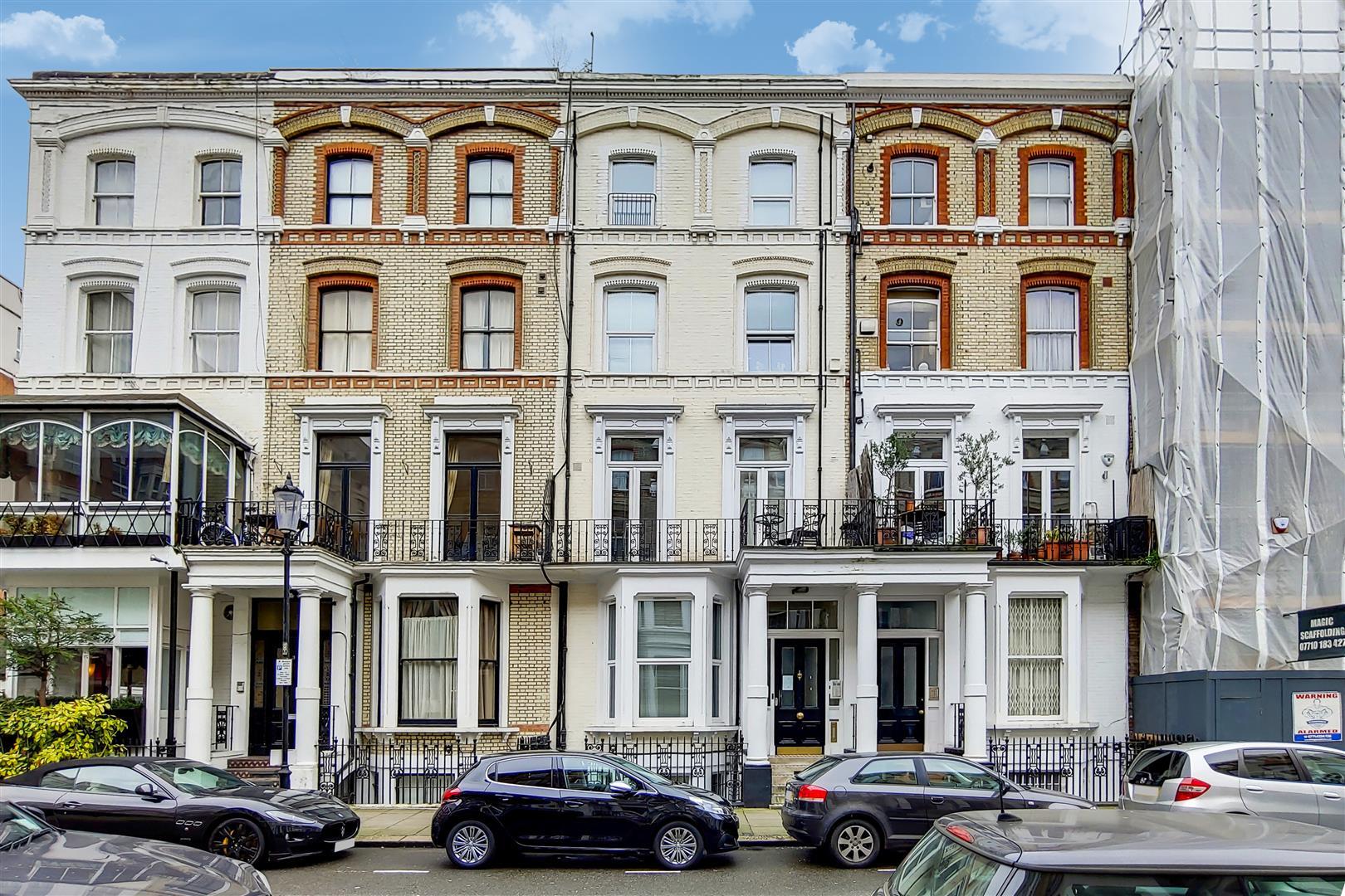 Flat Cheniston Gardens in Greater London