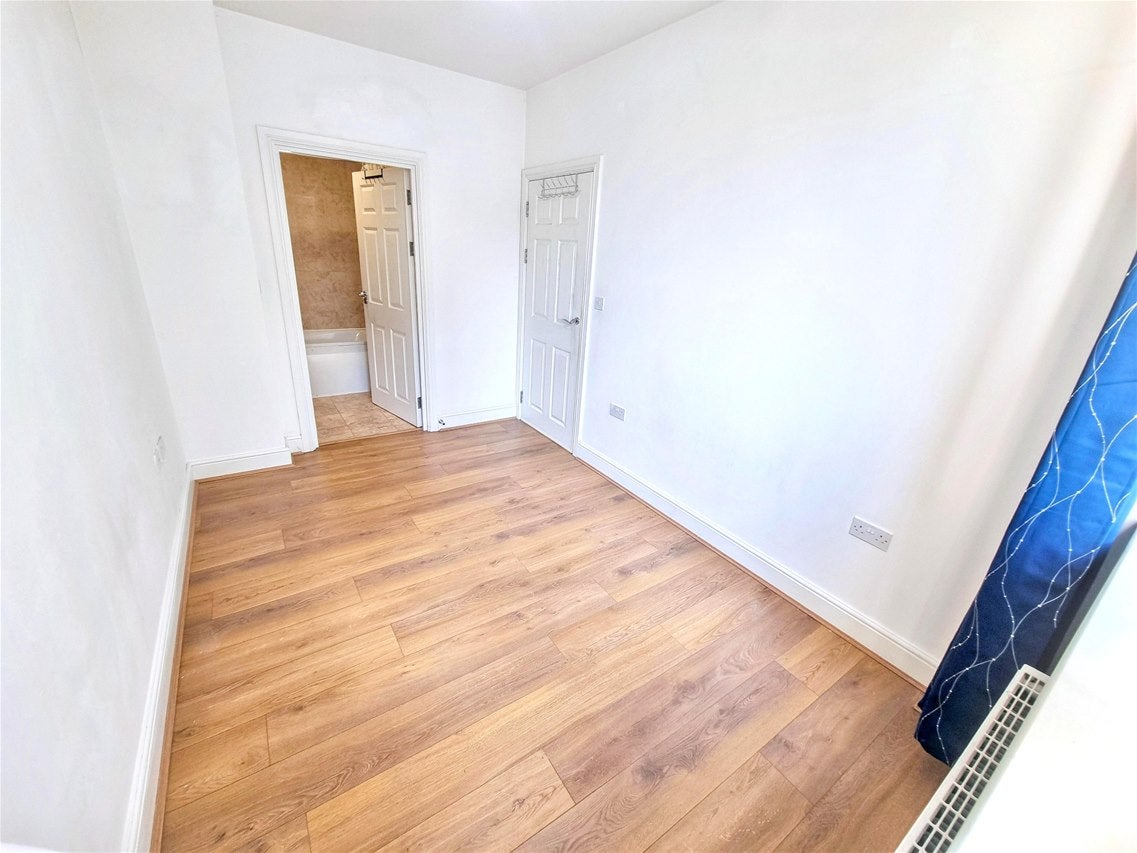 Flat Wakering Road in Greater London