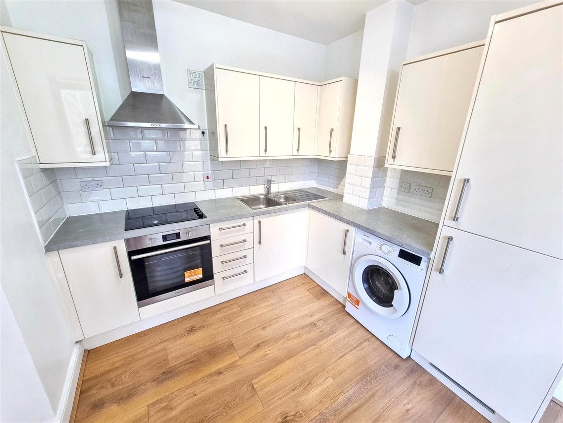 Flat Wakering Road in Greater London