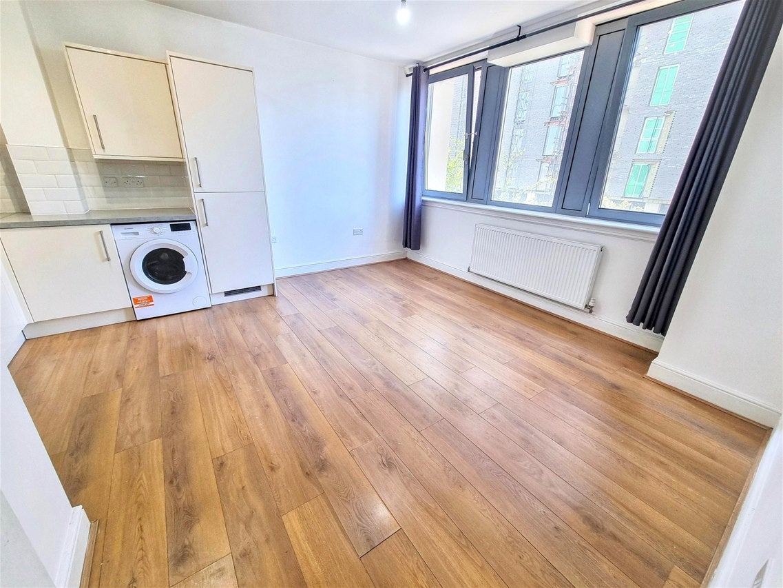 Flat Wakering Road in Greater London