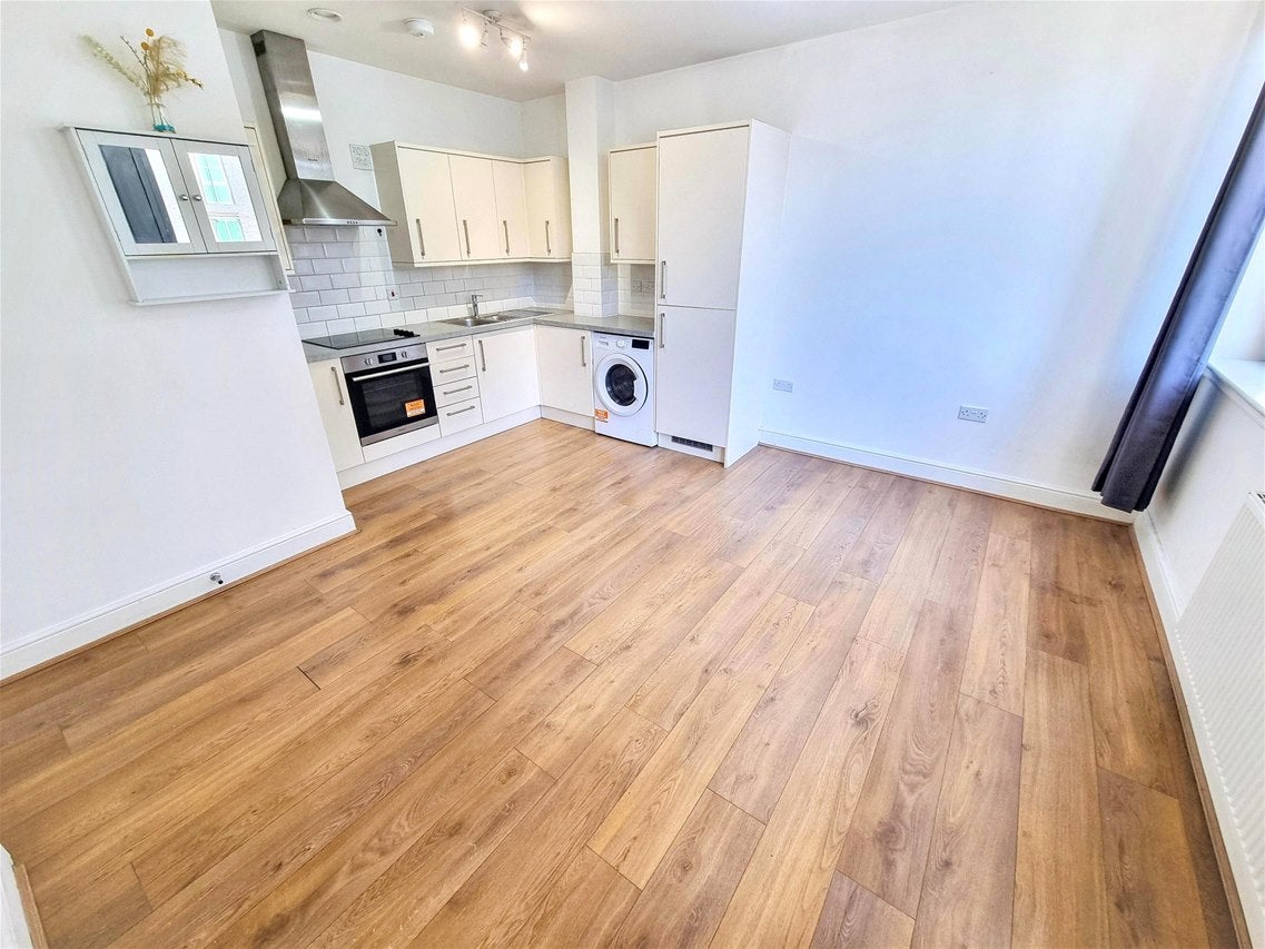 Flat Wakering Road in Greater London