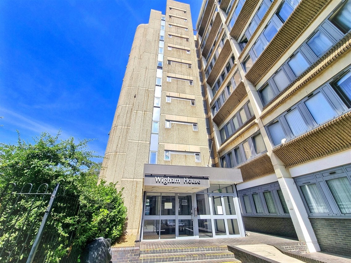 Flat Wakering Road in Greater London