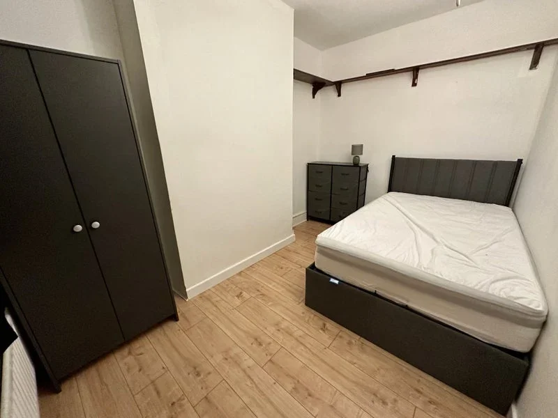 Room Ridgway Road in Luton