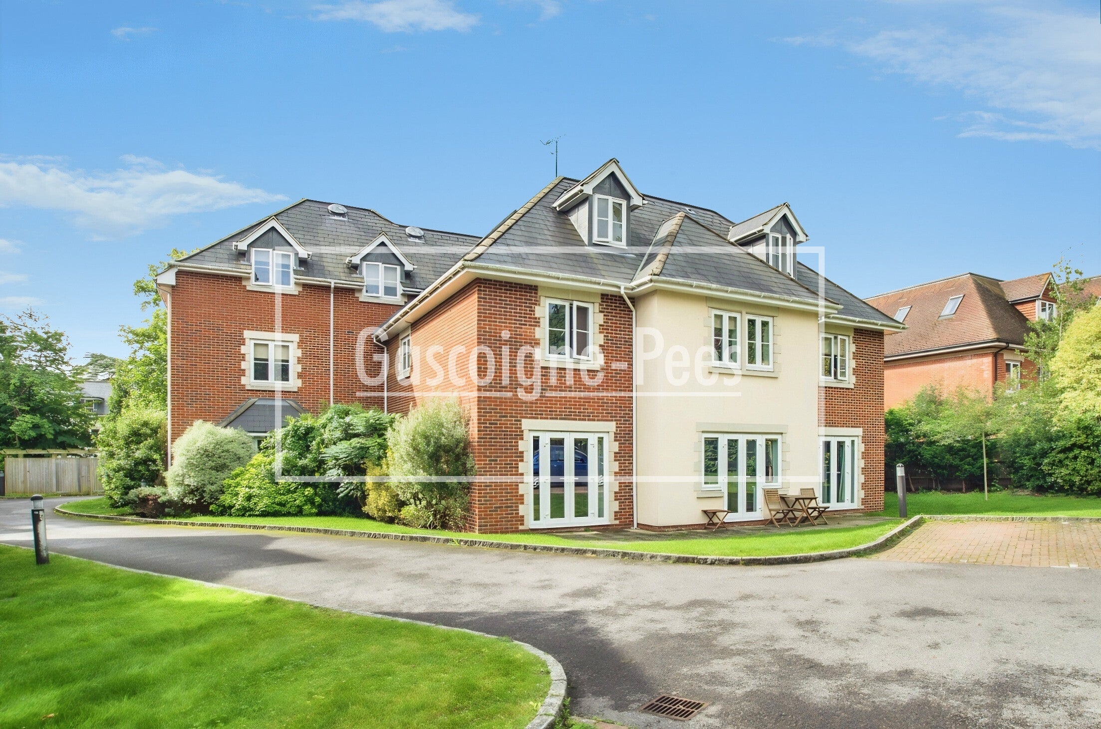 Flat Holmesdale Road in Reigate and Banstead