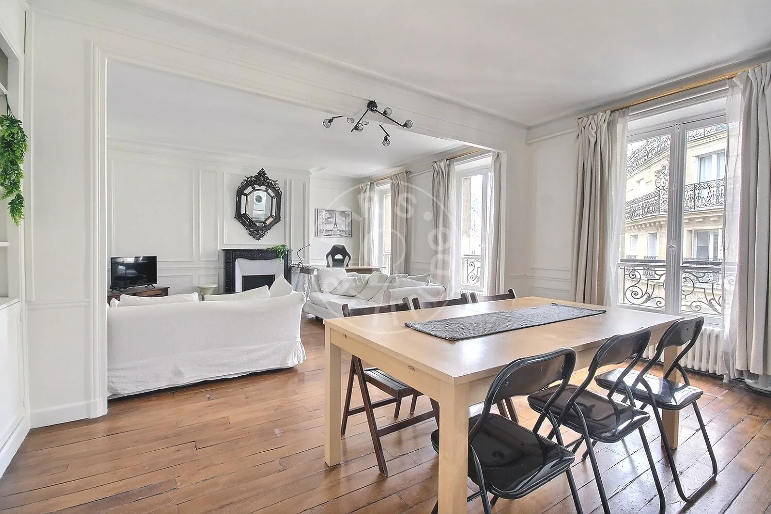 Flat Rue de la Fontaine au Roi in Paris