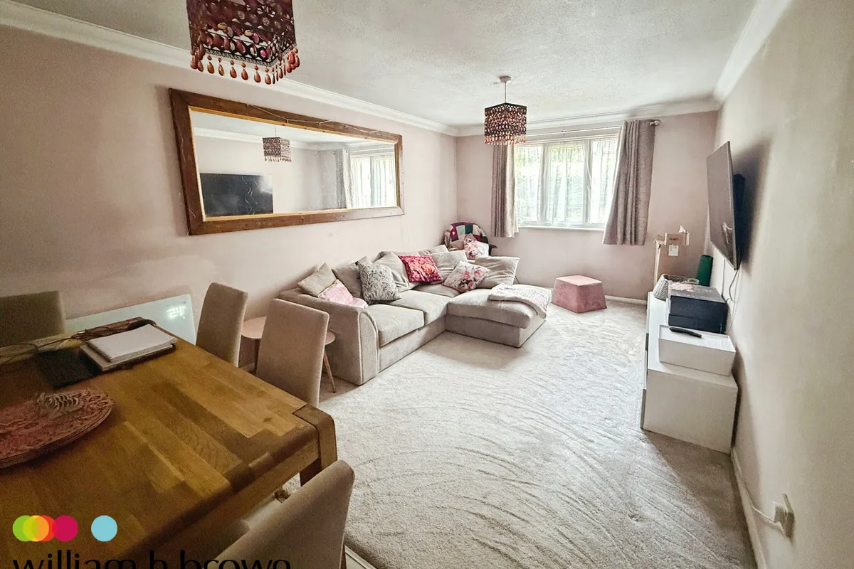 Flat Linnet Way in Purfleet-on-Thames
