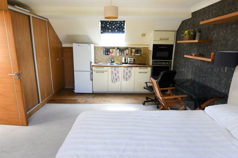 Room Sheen Gate Gardens in Greater London