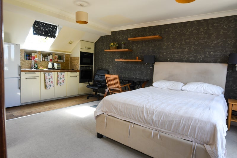 Room Sheen Gate Gardens in Greater London