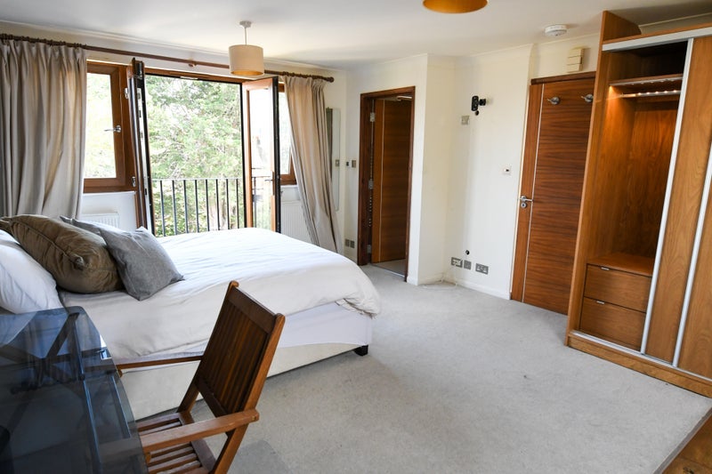 Room Sheen Gate Gardens in Greater London