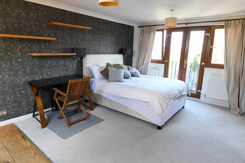 Room Sheen Gate Gardens in Greater London