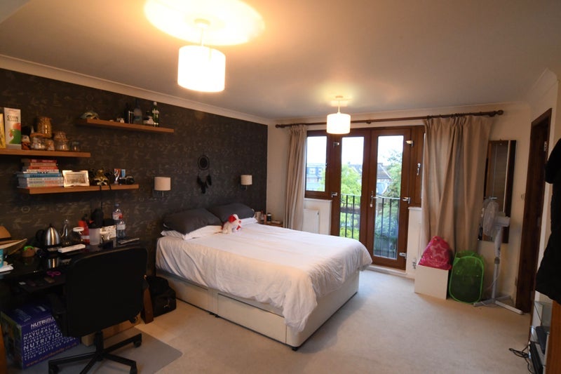 Room Sheen Gate Gardens in Greater London