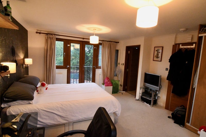Room Sheen Gate Gardens in Greater London