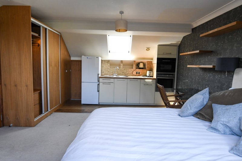 Room Sheen Gate Gardens in Greater London