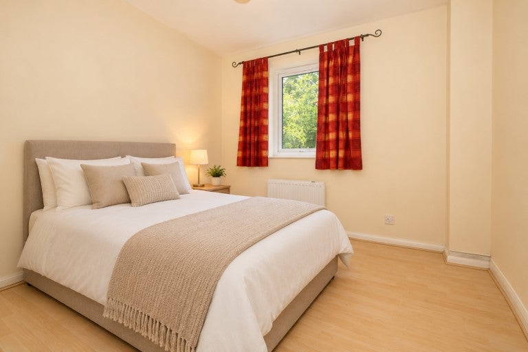 Flat Hedgerley Court in Woking