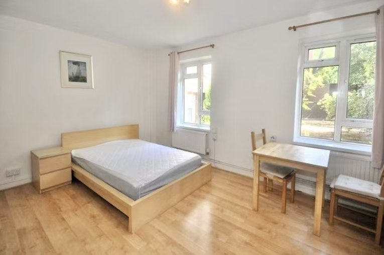 Flat Crowndale Court in Greater London