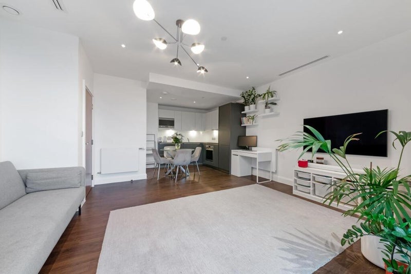 Flat Mastmaker Road in Greater London
