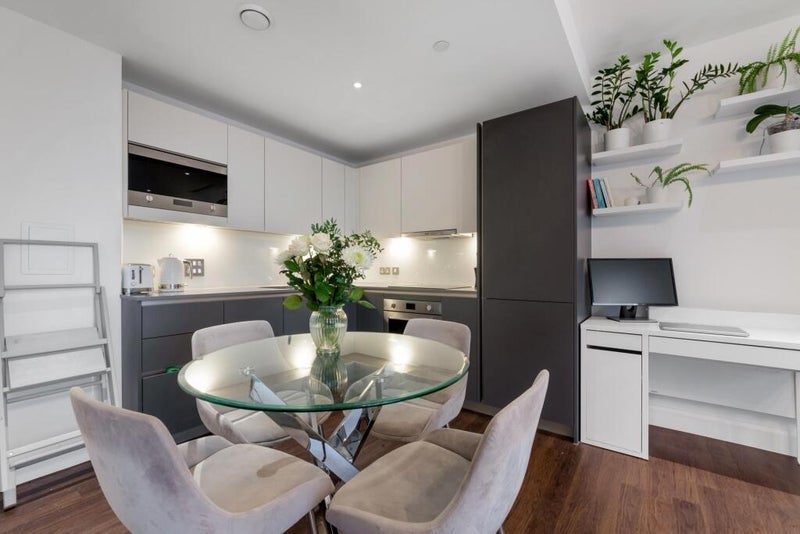 Flat Mastmaker Road in Greater London