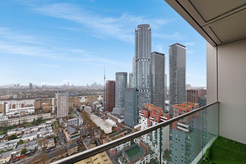 Flat Mastmaker Road in Greater London
