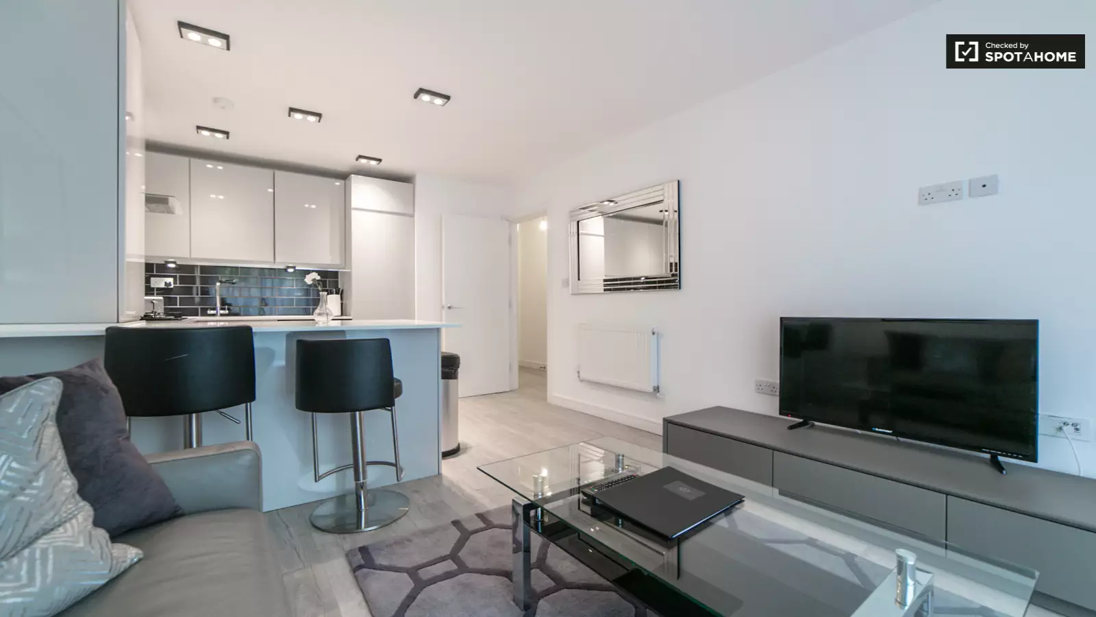 Flat Bromehead Street in Greater London