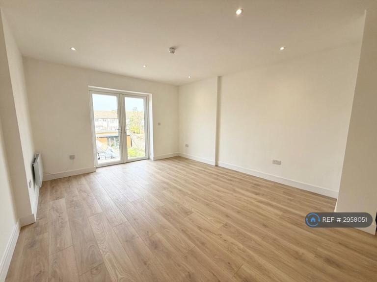 Flat Elm Park Avenue in Greater London