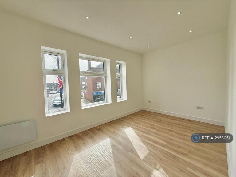 Flat Elm Park Avenue in Greater London