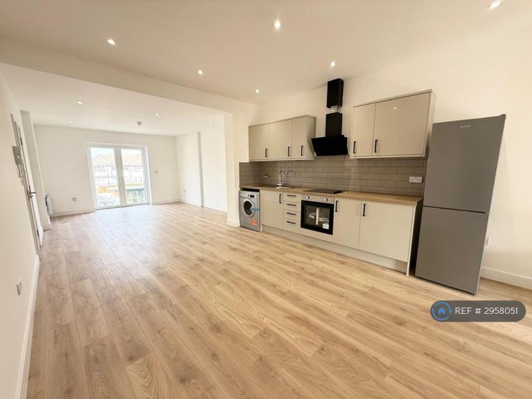 Flat Elm Park Avenue in Greater London