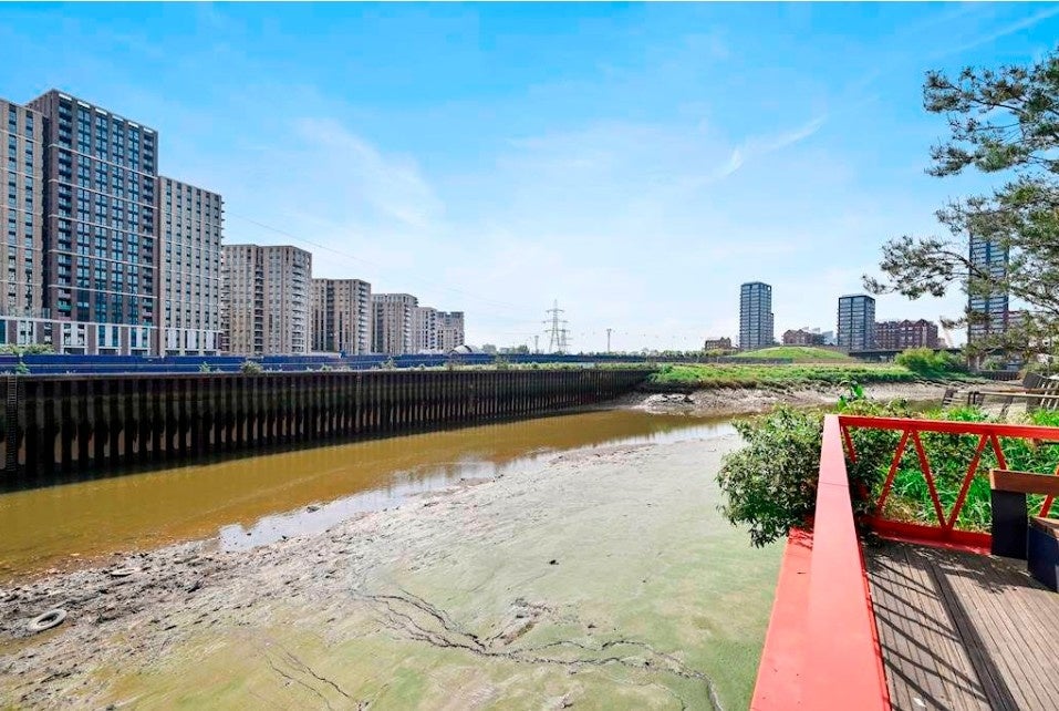 Flat City Island Way in Greater London
