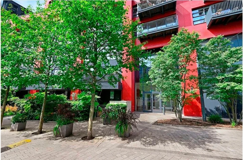 Flat City Island Way in Greater London