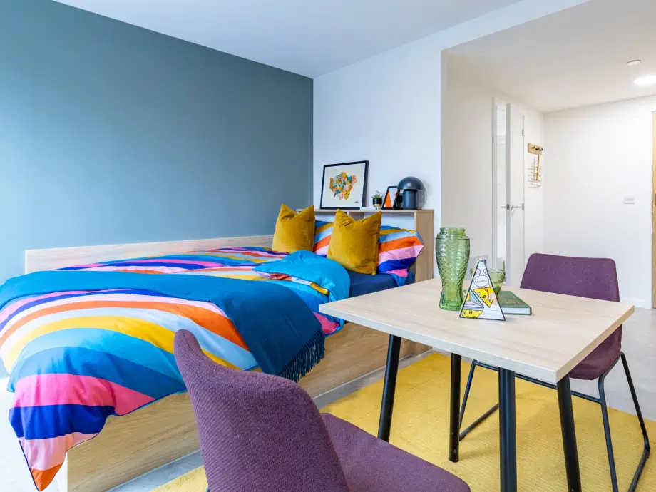 Room Grove Crescent Road in Greater London