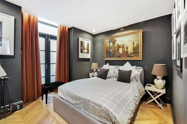 Flat Hornton Street in Greater London