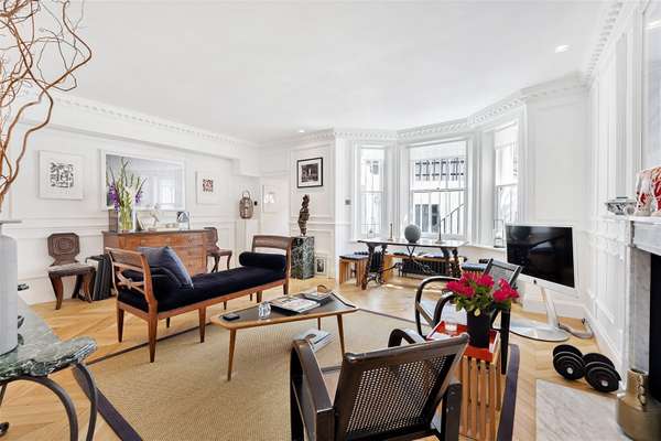Flat Hornton Street in Greater London