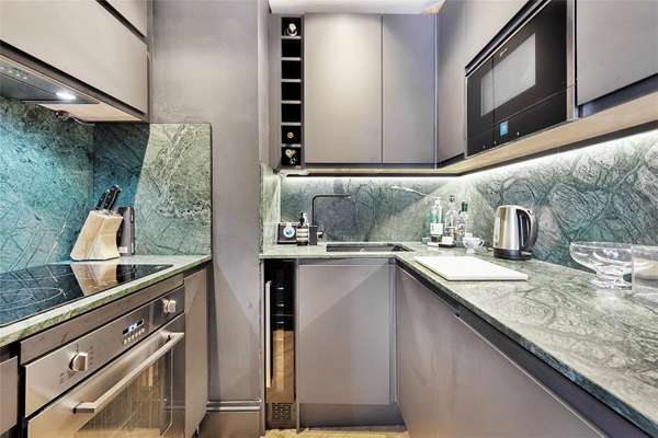 Flat Hornton Street in Greater London