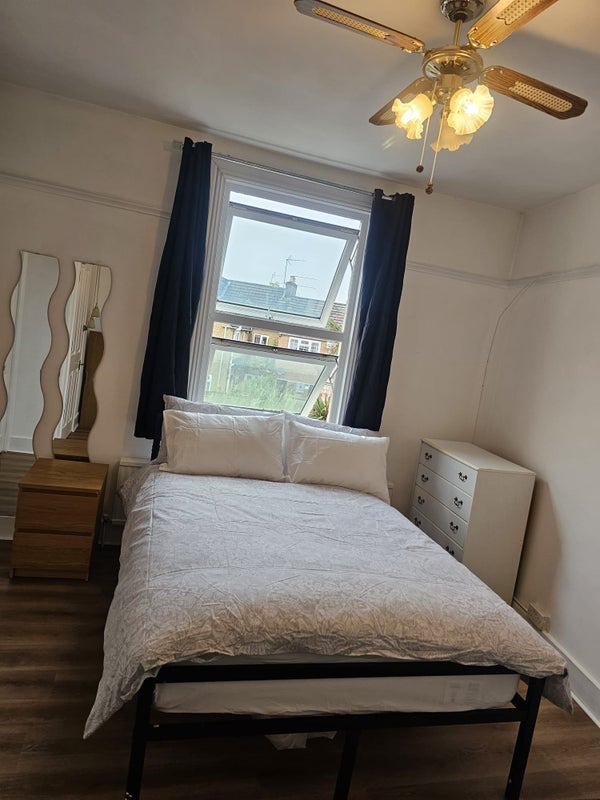 Room Dedworth Road in Windsor