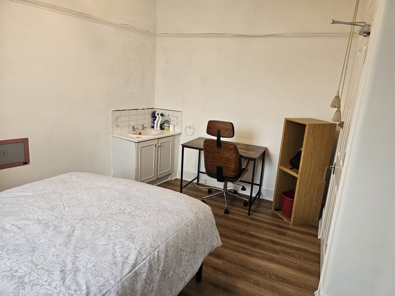 Room Dedworth Road in Windsor