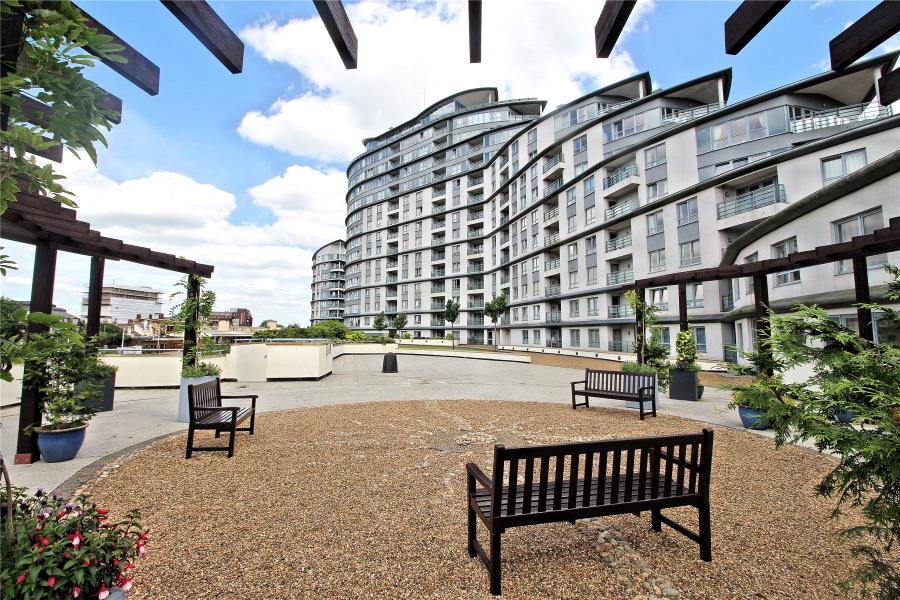 Flat Victoria Square in Woking