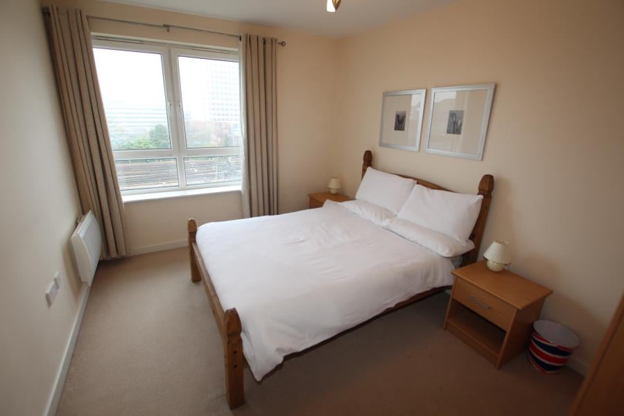 Flat Victoria Square in Woking
