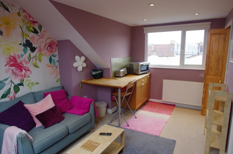 Room Strathmore Road in Bristol