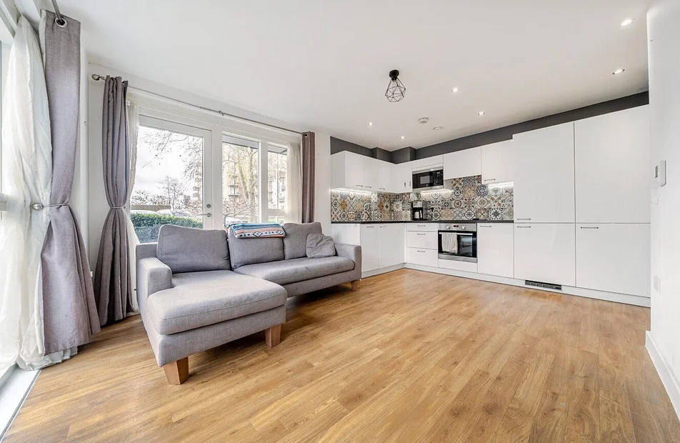 Flat Adenmore Road in Greater London