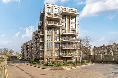 Flat Adenmore Road in Greater London