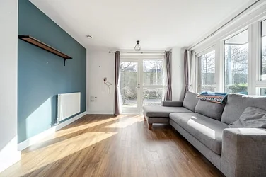 Flat Adenmore Road in Greater London